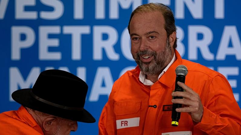 O ministro Alexandre Silveira ao lado do presidente Lula durante anúncio de investimentos na Petrobras, em Minas Gerais.
