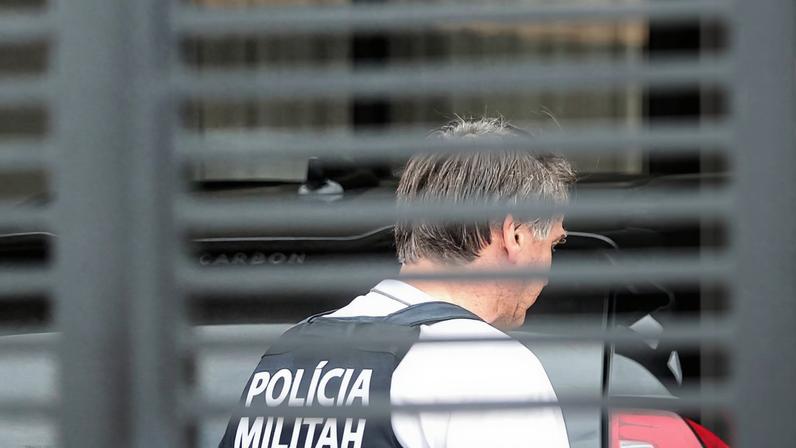 O ex-presidente Jair Bolsonaro (PL) chega em casa para cumprir prisão domiciliar