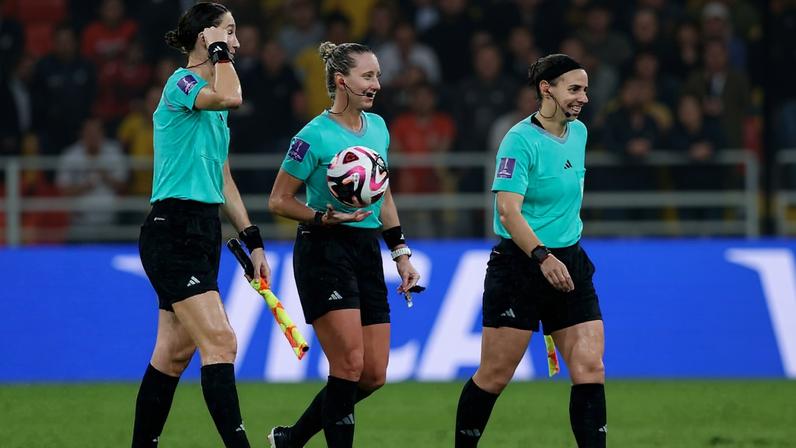 Tori Penso, Brooke Mayo e Kathryn Nesbitt, em Al Ittihad x Auckland, na Arábia Saudita, no Mundial de Clubes masculino