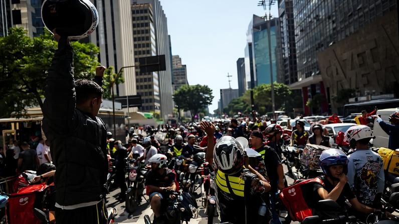 Motoristas e motoboys de aplicativos como Uber e 99 realizam manifestação na avenida Paulista, região central da capital, contra o Projeto de Lei (PL) que trata das condições de trabalho e regulamentação da categoria