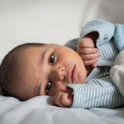 Cuidados com o crânio do bebê no inverno, proteções e orientações