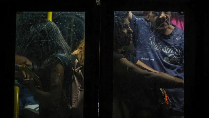 Passageiros viajam em pé no ônibus em São Paulo