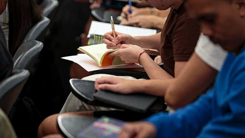 Estudantes durante aula em um cursinho pré-vestibular, em São Paulo