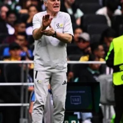 Técnico da África do Sul elogia estreia na Copa apesar da derrota