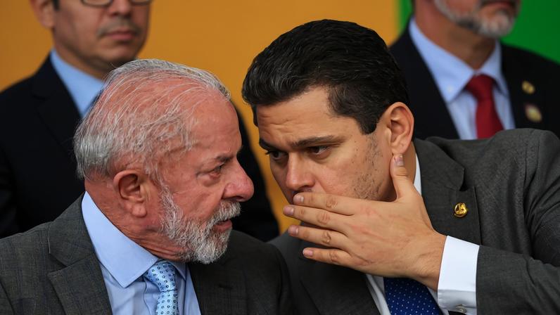 Lula e o presidente do Senado, Davi Alcolumbre (União Brasil-AP), durante cerimônia no Palácio do Planalto em abril