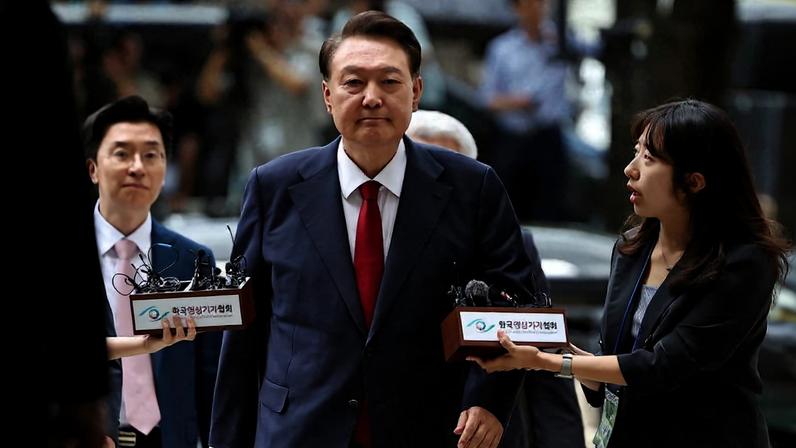 O ex-presidente sul-coreano Yoon Suk Yeol chega a um tribunal para participar de uma audiência judicial