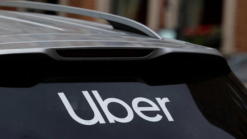 Logo da Uber em vidro traseiro de um carro, em Dublin na Irlanda
