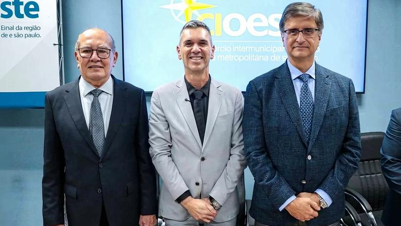 O ministro do STF Gilmar Mendes (esq.), o procurador-Geral da República, Paulo Gonet (dir.), e o prefeito de São Roque, Guto Issa (PSD), em evento da Cioeste, em Barueri