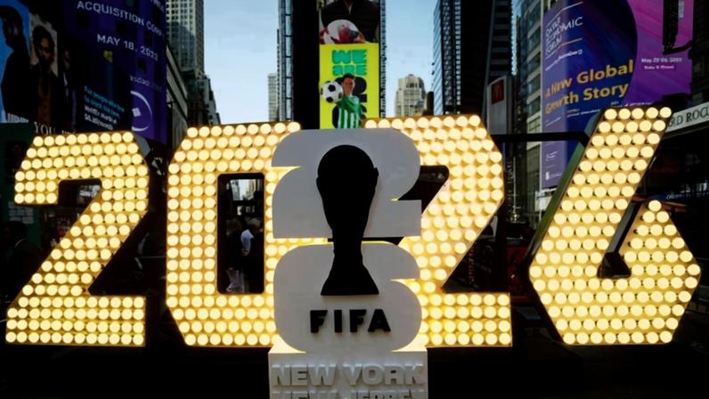 Logo da Copa do Mundo é exibido na região da Times Square, em Nova York
