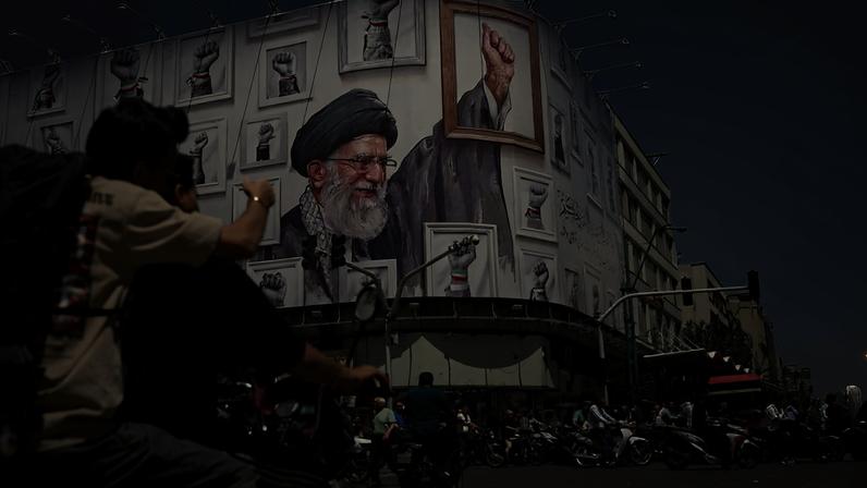 Iranianos se deslocam em Teerã próximos da imagem do aiatolá Ali Khamenei, morto em 28 de fevereiro