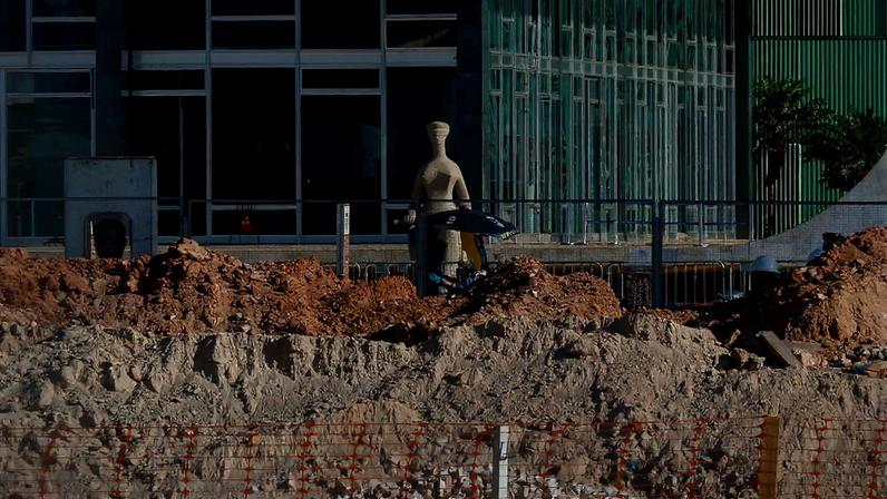 Obras na praça dos Três Poderes, com o prédio do STF (Supremo Tribunal Federal) ao fundo