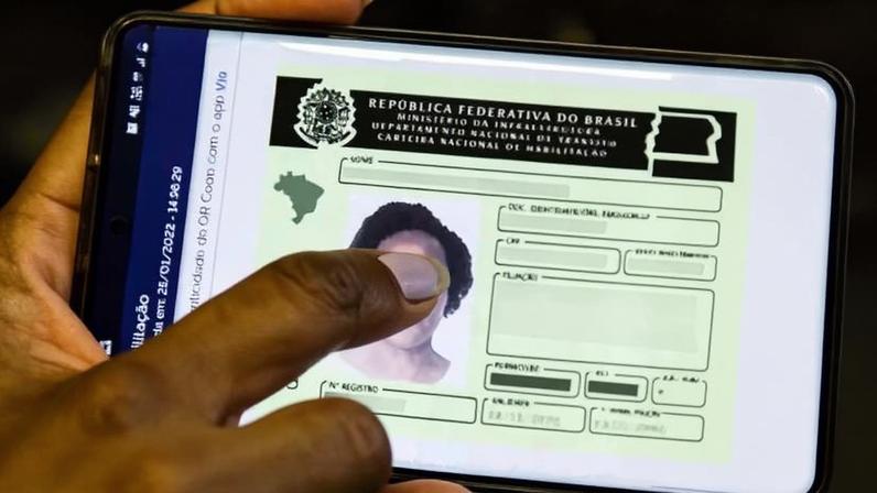 Reprodução de uma Carteira Nacional de Habilitação digital