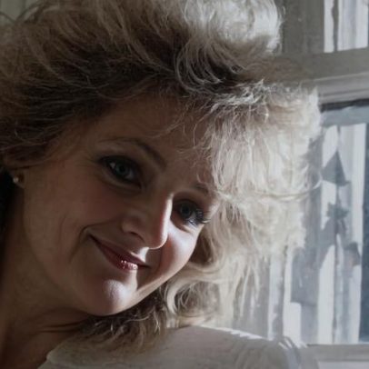 Bonnie Tyler acorda de coma induzido, permanece grave em Portugal