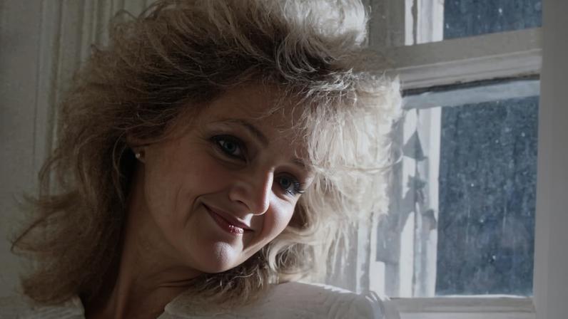 A cantora Bonnie Tyler no clipe de 'Total Eclipse of the Heart'