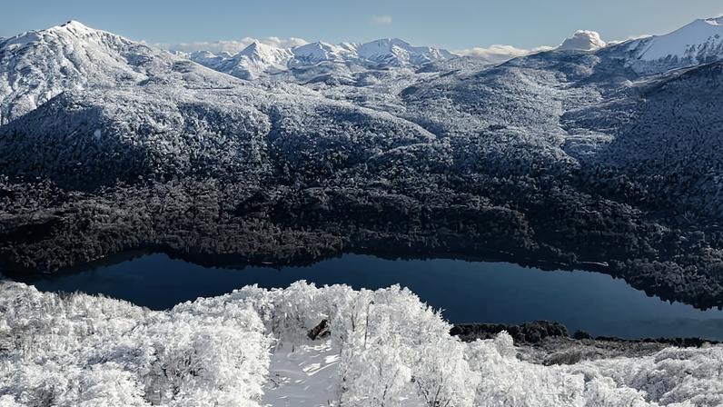 Neve cobre área com piscina aquecida no hotel Las Balsas, no sul da província de Neuquén