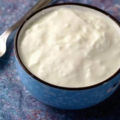 Iogurte proteico: comprar pronto ou fazer em casa?