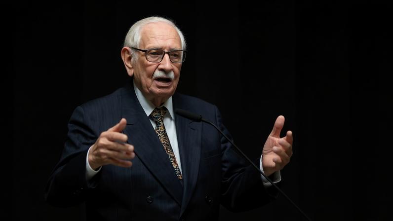 João Gualberto de Carvalho Meneses (1929-2026)