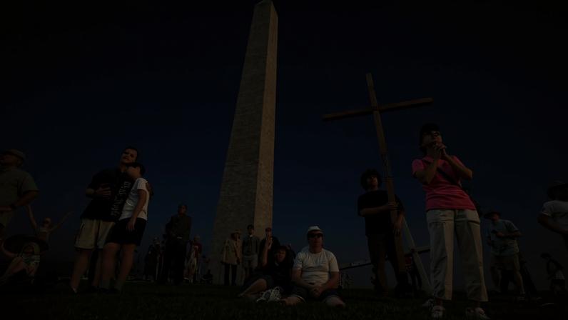 Fiéis participam de oração conjunta em Washington, nos EUA, em preparação para o evento 'Reconsagrando 250', organizado pelo governo Trump
