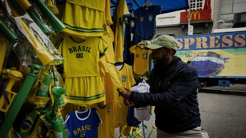 Camisas do Brasil expostas em comércio da rua 25 de Março, na região central de São Paulo