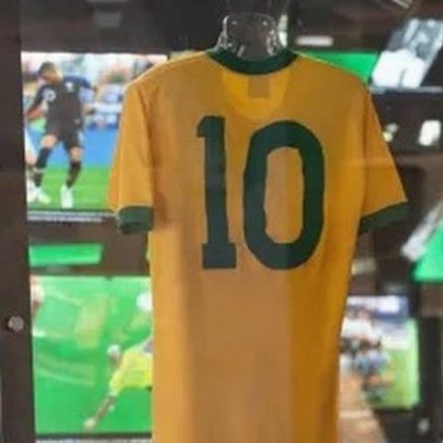 Clima de Copa do Mundo inspira exposição de camisas da Seleção