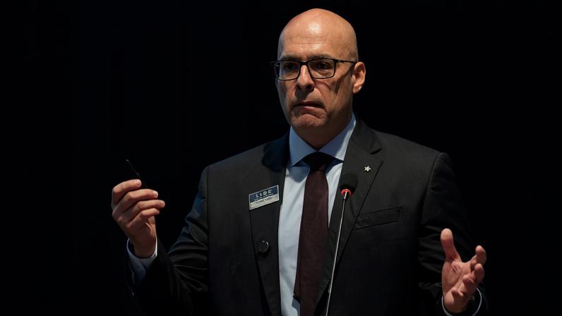 O delegado Felipe Curi, ex-secretário estadual de Polícia Civil do RJ e pré-candidato do PP, durante palestra em hotel em Copacabana