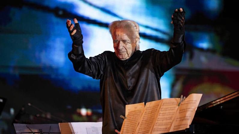 O maestro João Carlos Martins se apresenta no palco Anhangabaú da Virada Cultural 2026, no centro da cidade