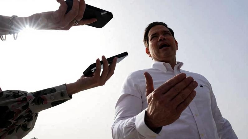 O secretário de Estado americano, Marco Rubio, fala a jornalistas antes de embarcar em avião após visita à Índia, em Nova Déli