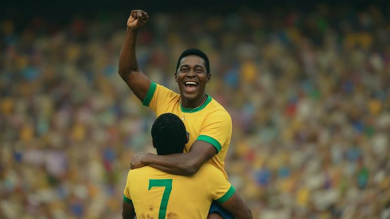 Jairzinho (Gui Ferraz) carrega Pelé (Lucas Agrícola) na série 'Brasil 70 - A Saga do Tri', da Netflix