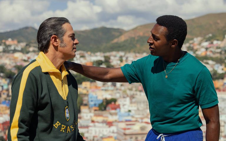 Zagallo (Bruno Mazzeo) e Pelé (Lucas Agrícola) em cena da série 'Brasil 70 - A Saga do Tri', da Netflix
