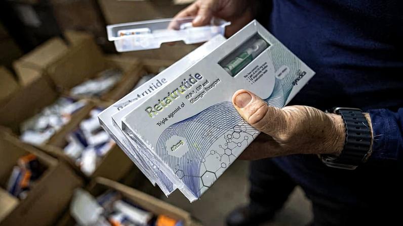 Caixas de retatrutida apreendidas pela Receita Federal em operações em Foz do Iguaçu (PR)