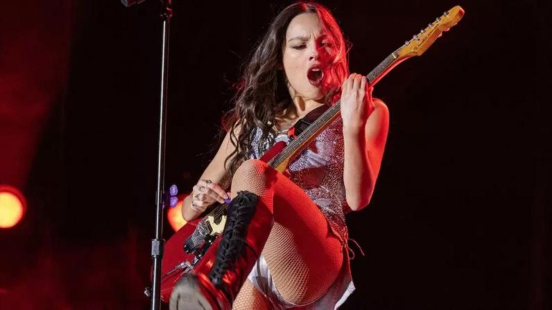 Olivia Rodrigo tocando guitarra durante show em 2025