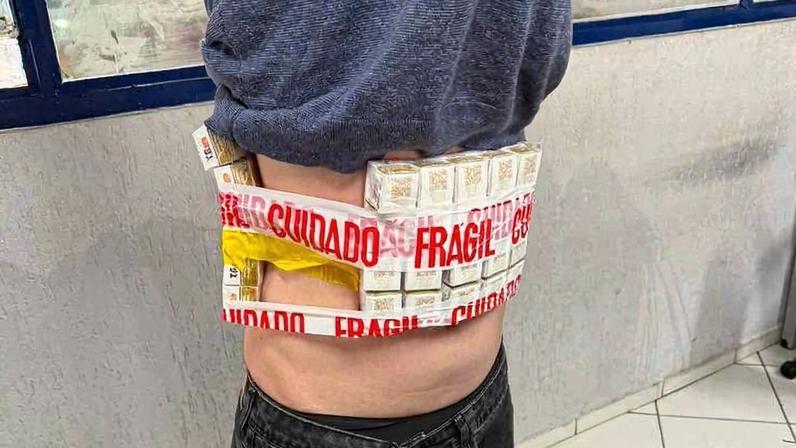 Brasileiro que estuda medicina no Paraguai foi detido na aduana de Foz do Iguaçu ao tentar entrar no país com caixas de ampolas de tirzepatida presas ao corpo, no dia 25 de maio