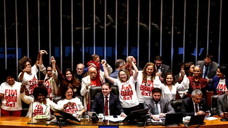 Mulheres da base governista durante a sessão de votação da PEC que põe fim a escala 6x1 de trabalho