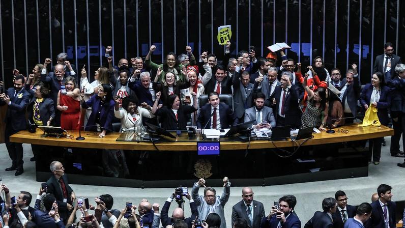 Parlamentares no plenário da Câmara dos Deputados comemoram votação da PEC que acaba com a escala 6x1