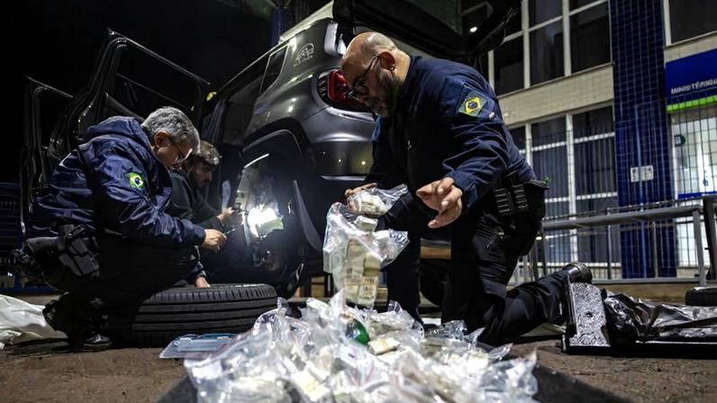 Agentes da Receita Federal vasculham veículo na BR-277, em Foz do Iguaçu, e encontram R$ 420 mil em medicamentos para emagrecer