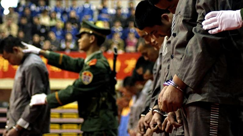 Policiais chineses mostram um grupo de condenados à morte por diversos crimes