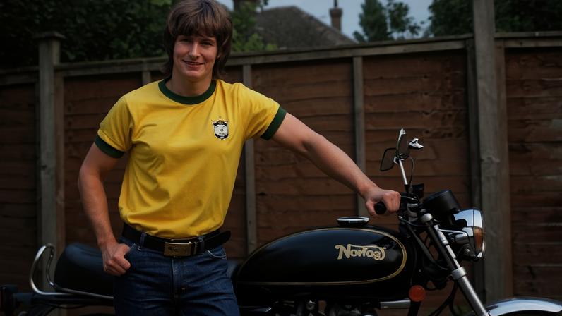 Ian Bloom em 1980, em Leeds, Inglaterra, com uma réplica da camisa da Copa de 1970