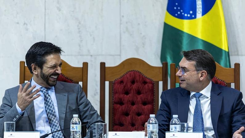 O prefeito de São Paulo, Ricardo Nunes (MDB) e o senador Flávio Bolsonaro durante evento na Assembleia Legislativa de SP