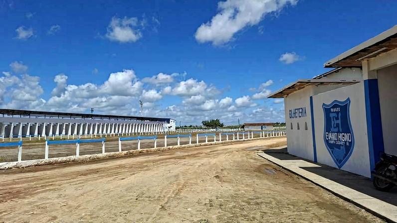 Parque de Vaquejada Evanio Higino, em Campo Grande (AL); espaço recebeu reforma com material pago com dinheiro da educação