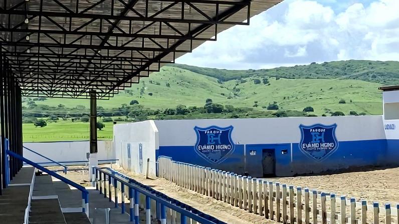 Parque de vaquejada Evanio Higino, em Campo Grande (AL); cobertura da arquibancada foi paga com dinheiro da educação