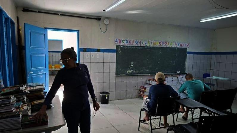 Escola Apolinario G. dos Santos, na zona rural de Campo Grande (AL), tem alunos de séries diferentes na mesma sala; no detalhe, a professora Edivânia Ferreira de França