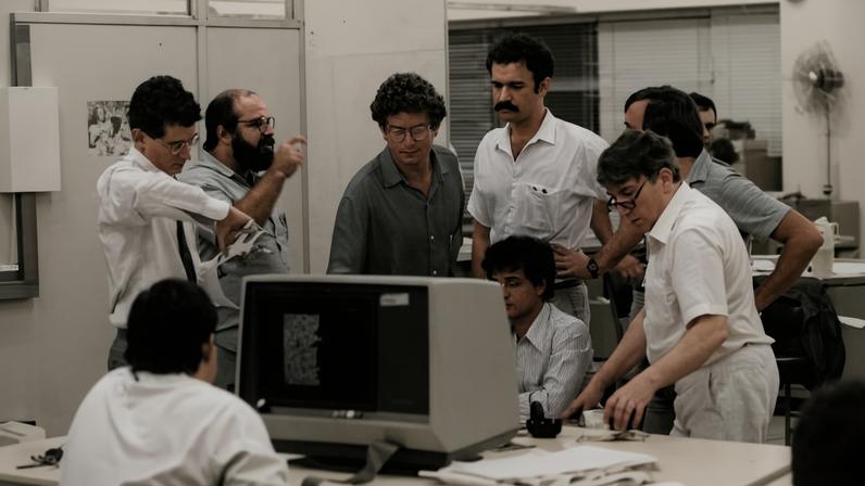 Da esq. para dir., Otavio Frias Filho, Dacio Nitrini, Caio Túlio Costa, Carlos Eduardo Lins da Silva, Luiz Novaes, Domingos Ferreira Alves e Jair de Oliveira (sentado, à frente do computador) na Redação da Folha em 1985, quando o jornal inovou com estatísticas na cobertura do futebol