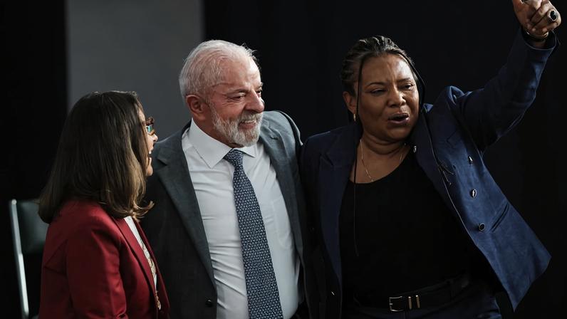 O presidente Luiz Inácio Lula da Silva em cerimônia de entrega do Plano Nacional de Cultura, no Palácio do Planalto, ao lado de Margareth Menezes e Janja