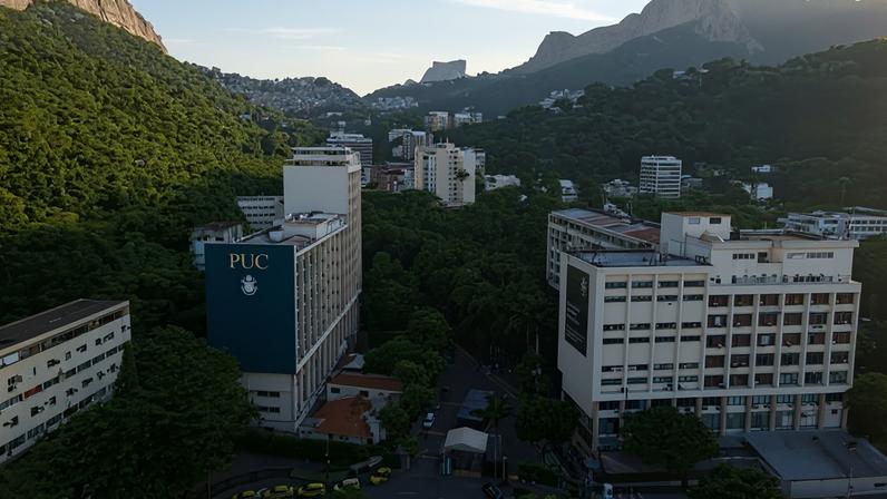 Fachada do campus da PUC-Rio (Pontifícia Universidade Católica do Rio de Janeiro), localizada na zona sul do Rio de Janeiro