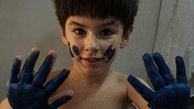 O menino Henry Borel, morto aos 4 anos, brincando com tintas