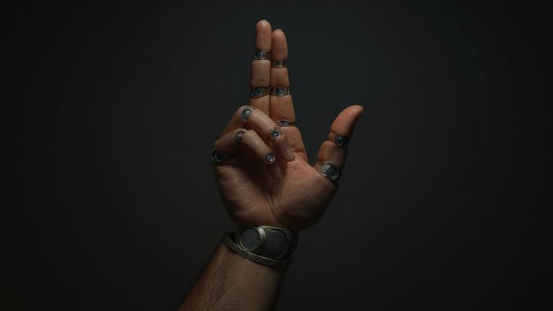 No experimento de Harvard, pesquisadores criaram agentes de inteligência artificial para sobreviverem no ambiente virtual sem nenhuma instrução