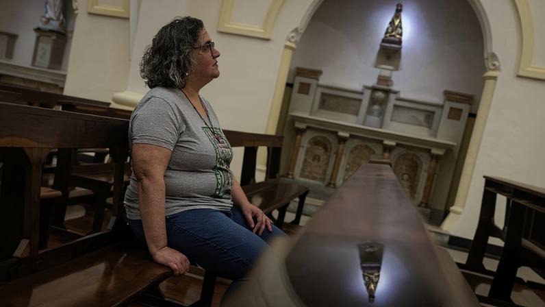 Luana Brandão com seu smartphone na praça da Bíblia, em Vitória da Conquista (BA)