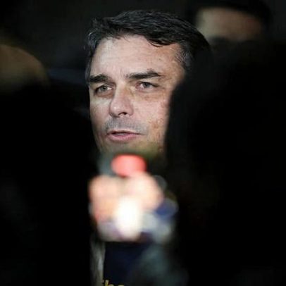 Flávio Bolsonaro afirma que operação sobre Dark Horse não envolve o filme