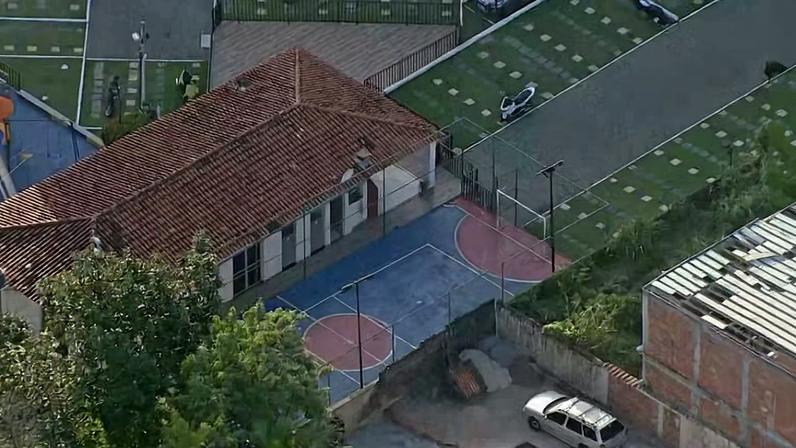 Quadra onde Bento Costa Petillo Bezze, 12, estava brincando quando foi atingido pelo disparo no RJ