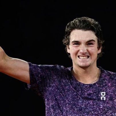 João Fonseca busca vaga na semifinal de Roland Garros nesta terça às 15h15
